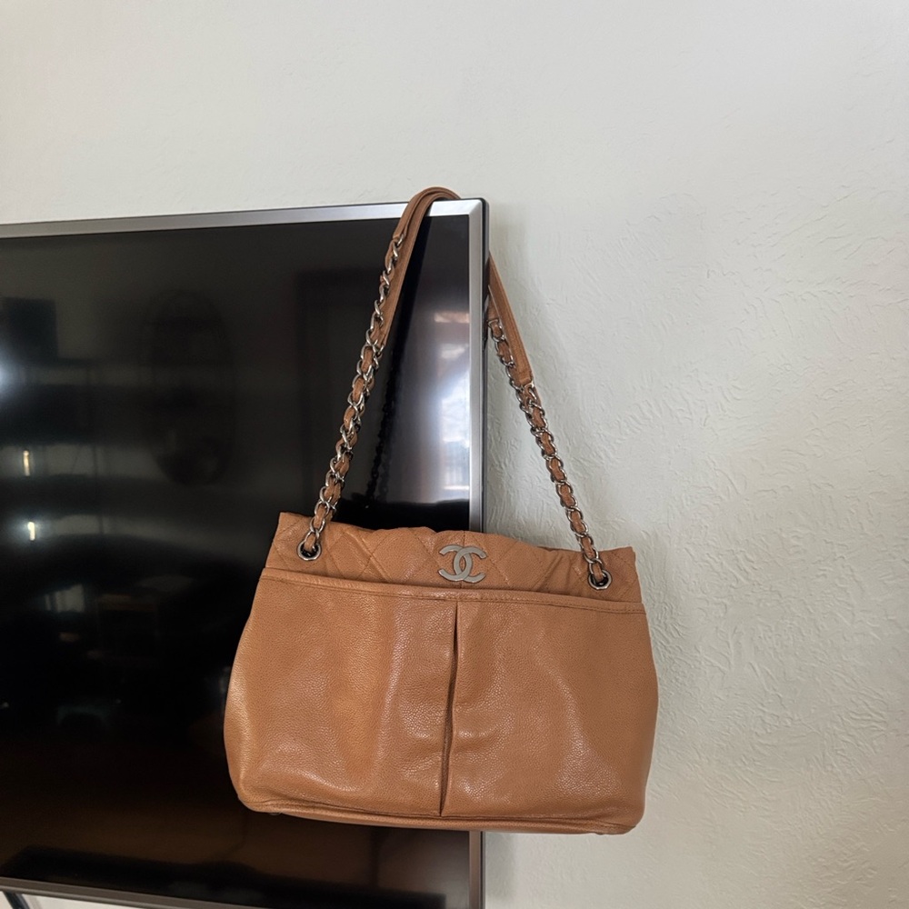CHANEL Pebbled Leather Shoulder Bag- great condition Orig Price $4,300 - Picture 2 of 14
